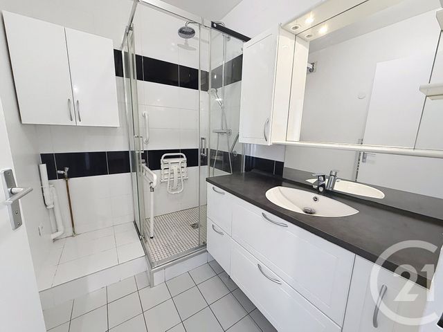 Appartement F3 à vendre - 3 pièces - 69.01 m2 - LE KREMLIN BICETRE - 94 - ILE-DE-FRANCE - Century 21 K.B. Immobilier