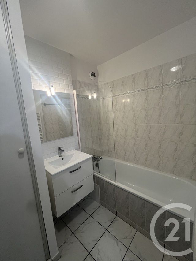 Appartement F3 à louer - 3 pièces - 51.34 m2 - LE KREMLIN BICETRE - 94 - ILE-DE-FRANCE - Century 21 K.B. Immobilier