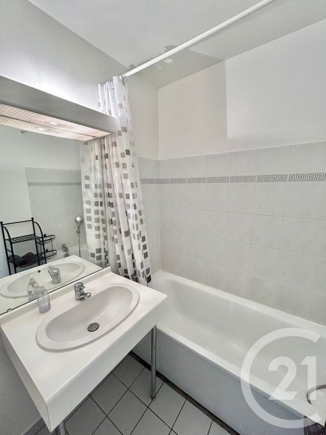 Appartement F2 à louer - 2 pièces - 38.59 m2 - LE KREMLIN BICETRE - 94 - ILE-DE-FRANCE - Century 21 K.B. Immobilier